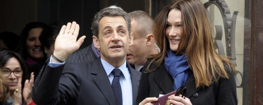 Carla Bruni sale del ostracismo para mostrar su cara más íntima