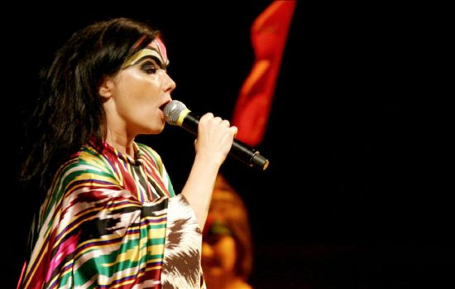 Björk supera una operación de garganta y espera volver a cantar en 2013