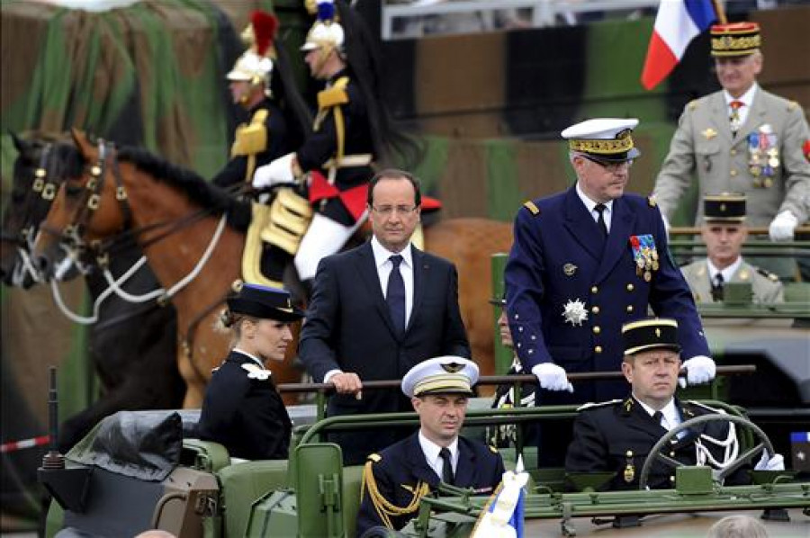 Hollande presidió por primera vez el desfile en la Fiesta Nacional francesa