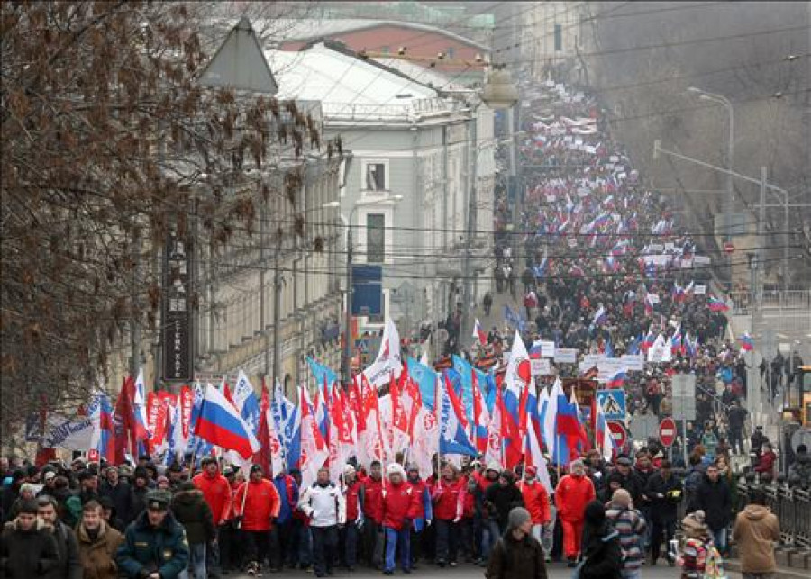 Miles de personas se manifiestan en Moscú a favor de la intervención en Crimea