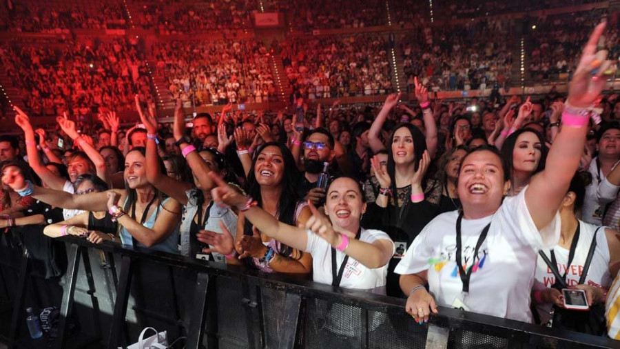 El público del Coliseum se rinde a un Manuel Carrasco entregado que marca una nueva cruz en su mapa