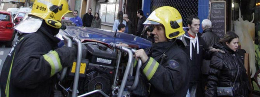 Los bomberos apagan dos incendios domésticos durante el mediodía