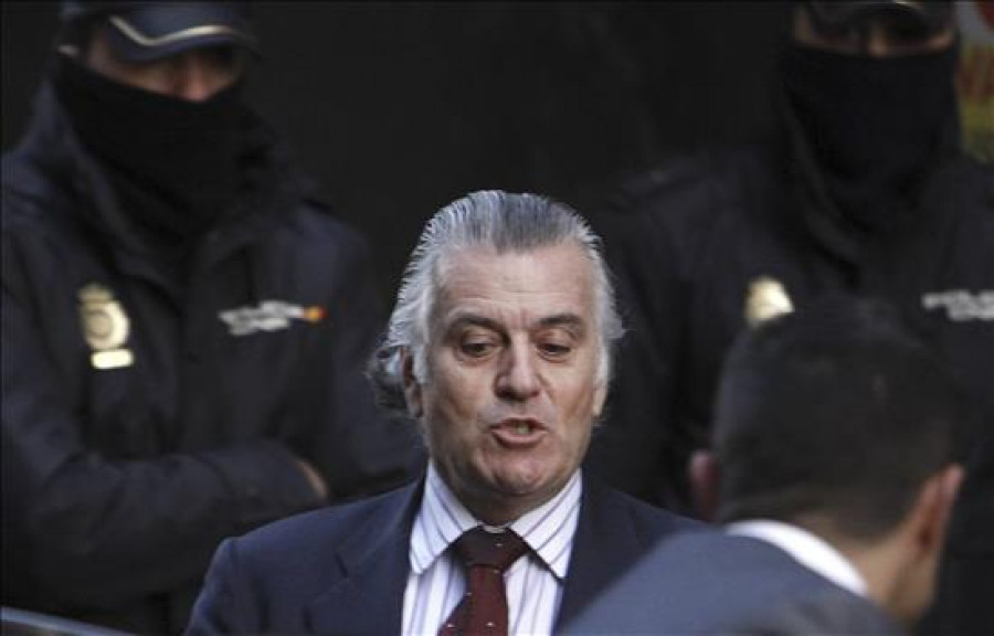 Bárcenas, sancionado por insultar a funcionarios y guardias civiles