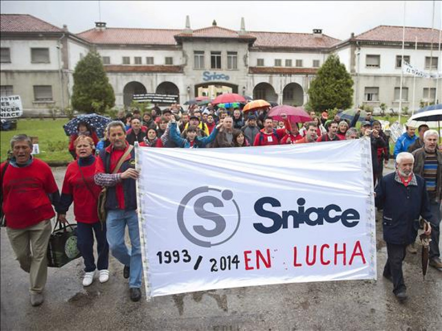 Los trabajadores de Sniace salen del encierro con la esperanza de un acuerdo