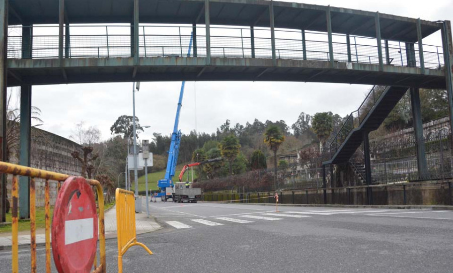 Betanzos autoriza la retirada de un tramo de la pasarela metálica de El Pasatiempo