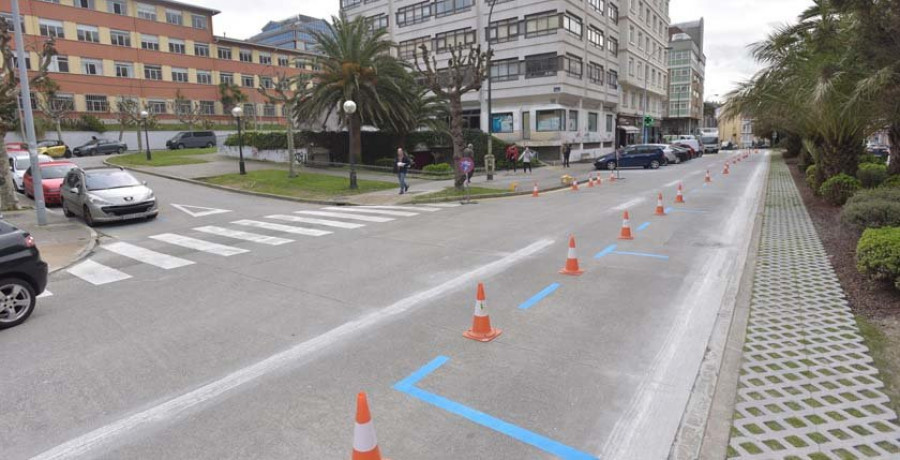 El Ayuntamiento comienza a delimitar la zona azul en la mediana de Zalaeta