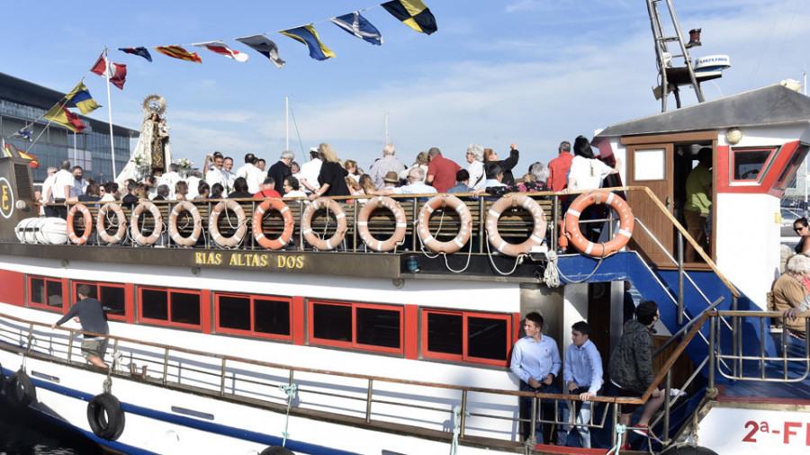 Cerca de 500 fieles participaron en la procesión de la Virgen del Carmen por la bahía coruñesa