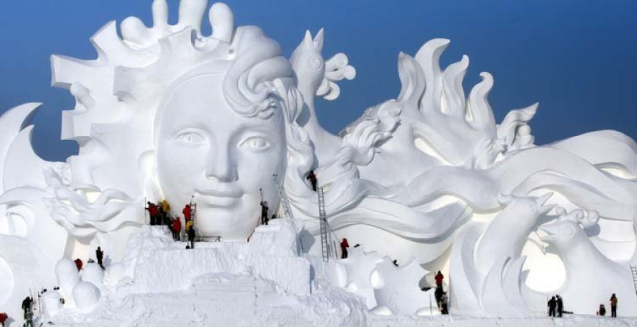 cien Artistas chinos “componen” una “canción de amor” con nieve
