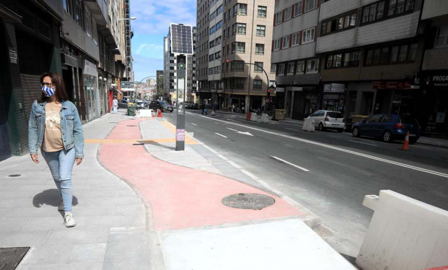 Los ciclistas protestan por la inseguridad del nuevo carril bici de la ronda de Nelle