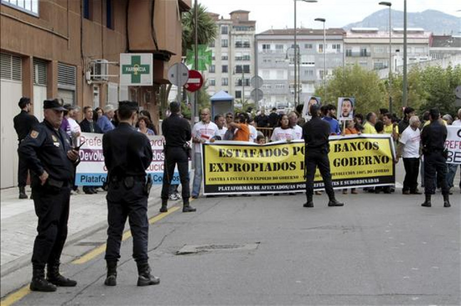 Afectados por las preferentes provocan el cierre de una sucursal de Novagalicia en Portonovo