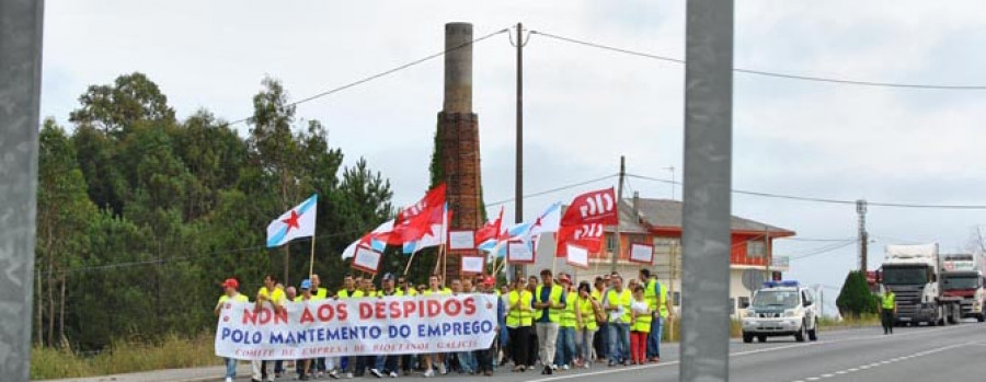 Los trabajadores de Bioetanol Galicia marchan desde la fábrica a Teixeiro