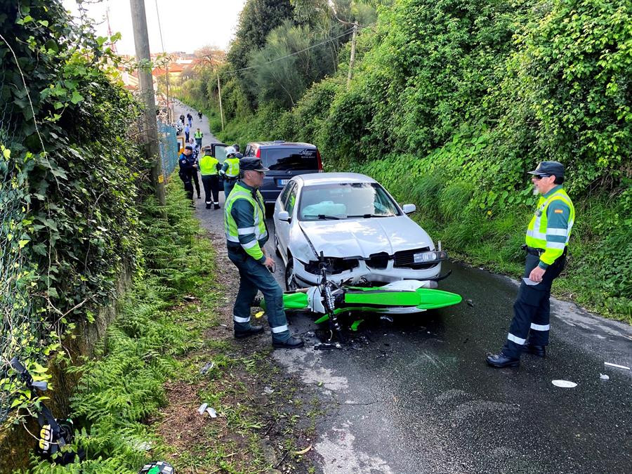 Mueren los dos ocupantes de una moto tras chocar con un turismo en Cangas