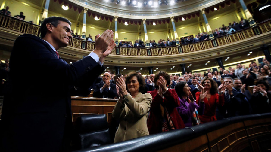 Sánchez logra ser investido con los apoyos de los que renegó en campaña