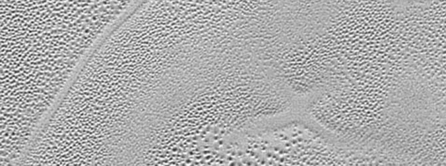 Una intrigante “X” en las llanuras heladas de Plutón