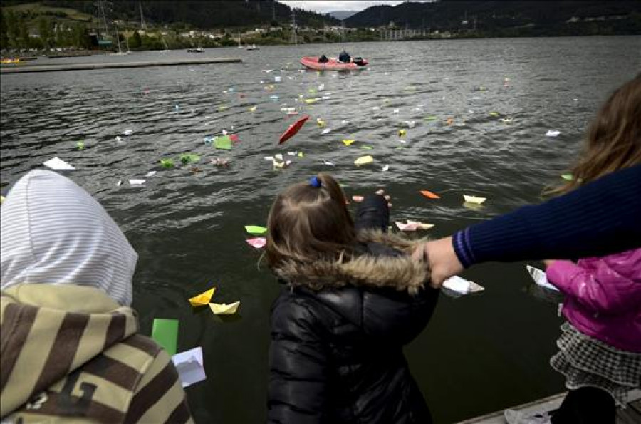 Lanzan 3.000 barcos de papel al Miño para reivindicar la educación pública