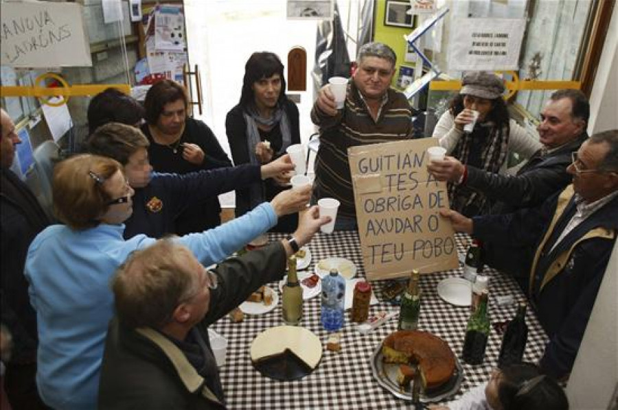 Afectados por las preferentes cierran una oficina de NCG en A Coruña y preparan protestas