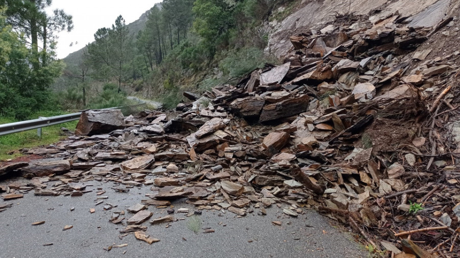 El hielo y la nieve obligaron a los operarios a despejar 20 vías en Lugo