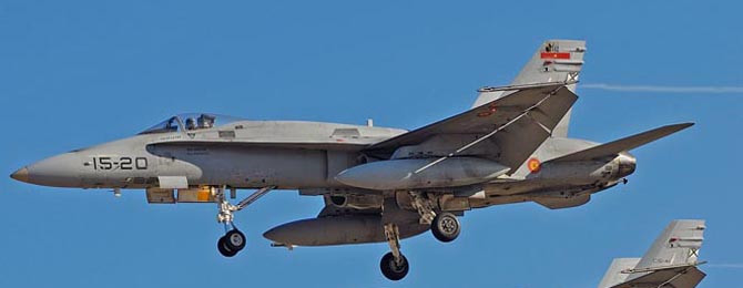Dos cazas F-18 causan expectación al sobrevolar la comarca a baja altura
