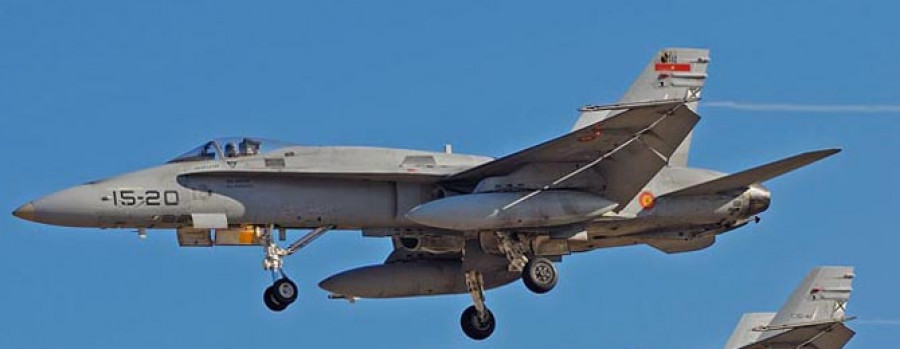 Dos cazas F-18 causan expectación al sobrevolar la comarca a baja altura