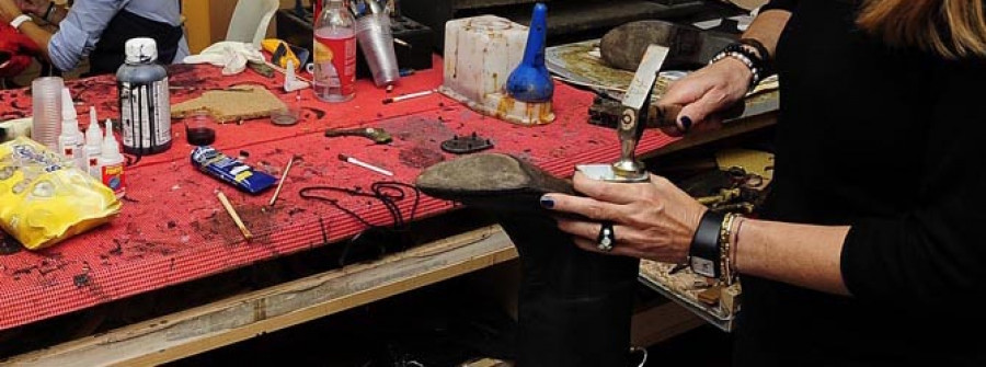 Un reducto de tradición zapatera en las manos femeninas de dos jóvenes
