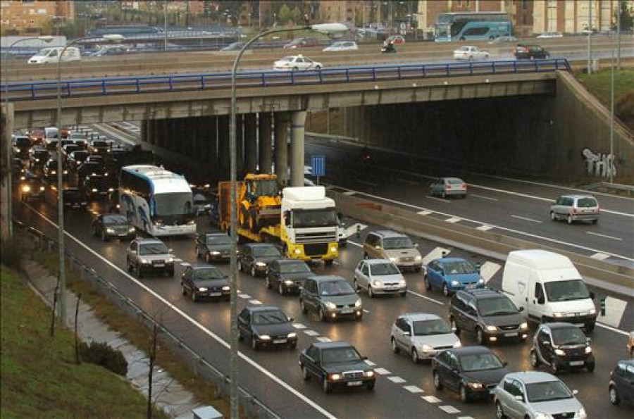 Una colisión de dos camiones corta la M-40 a la altura de Mercamadrid