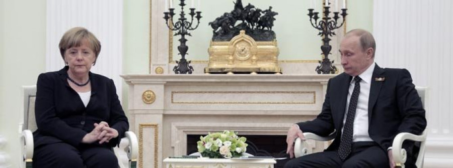 Putin y Merkel se comprometen a superar sus diferencias para resolver la crisis de Ucrania