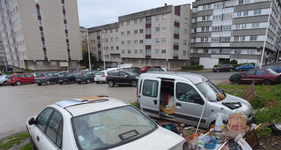 Una familia de Penamoa se instala  en el parking del Ágora al no tener  un lugar donde vivir