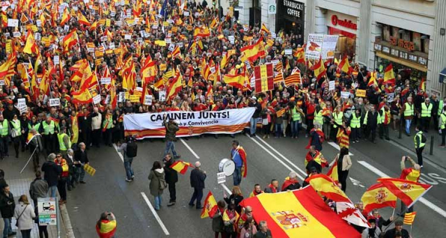 Miles de manifestantes en Barcelona muestran su apoyo a la Carta Magna