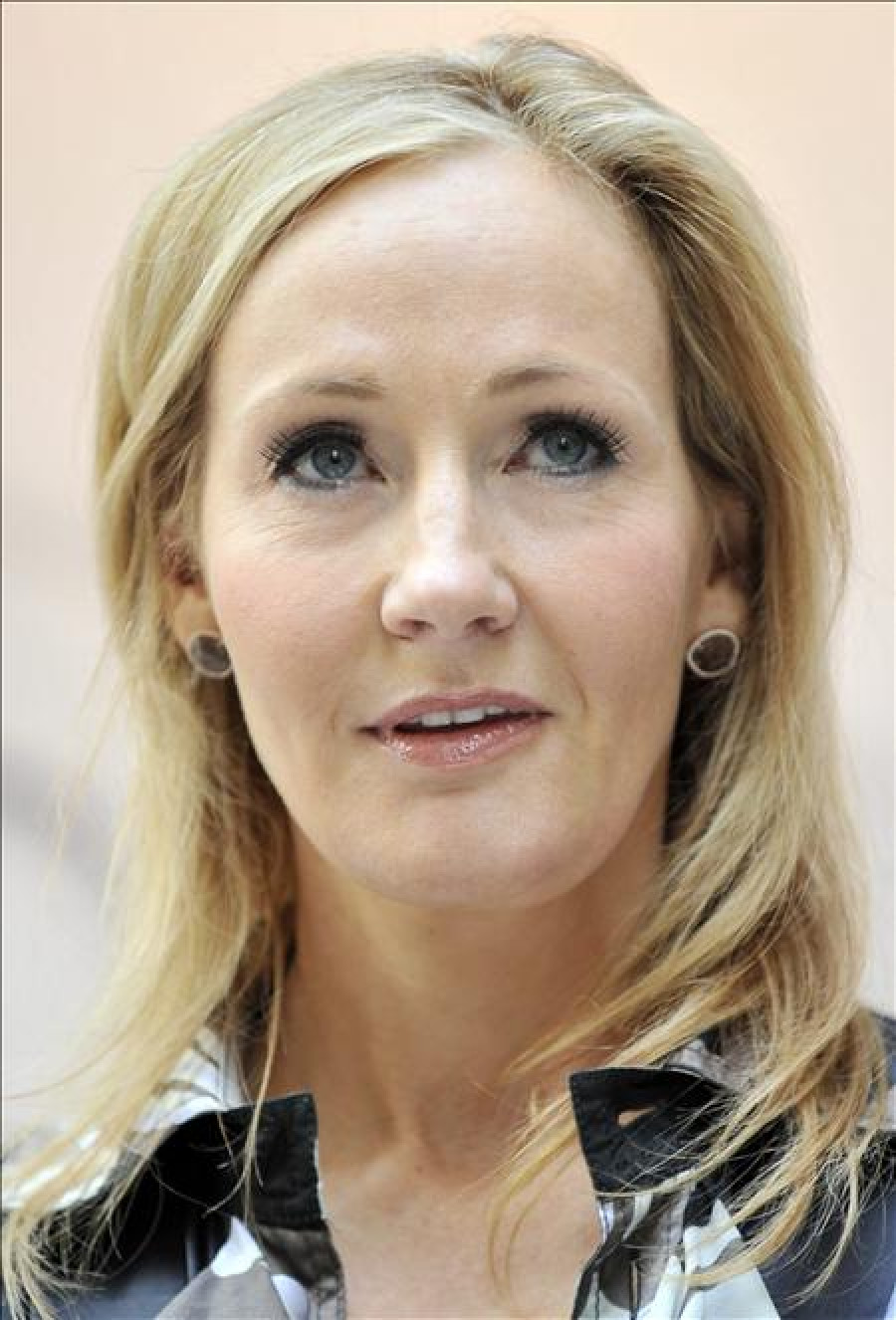 Rowling acepta una donación de la firma de abogados que reveló su seudónimo