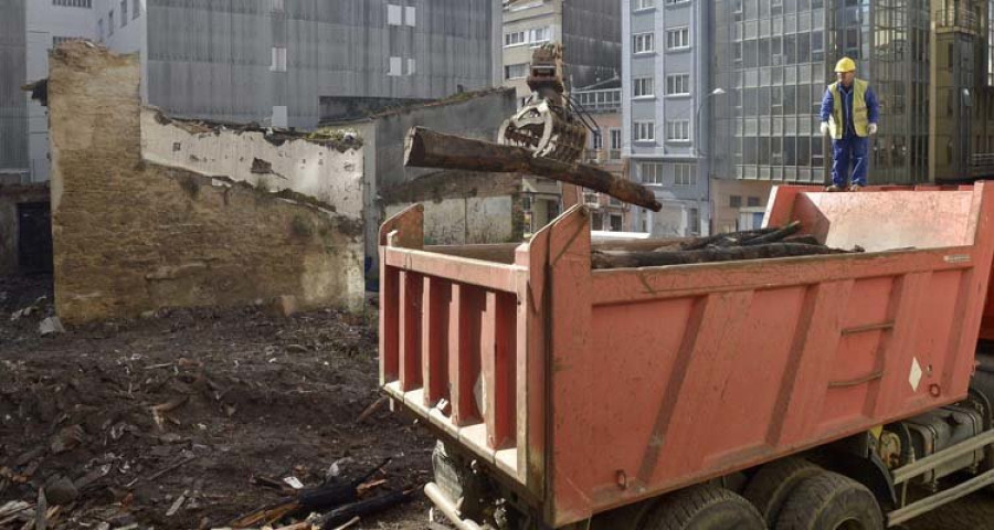 Vecinos de A Falperra acuden al Ayuntamiento para denunciar el abandono de varios solares