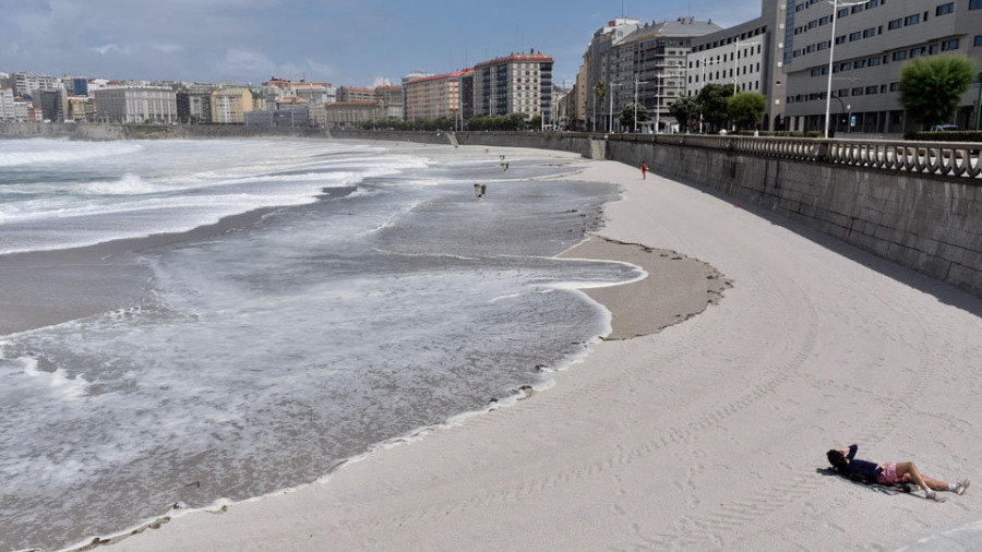 La bandera roja reinó ayer en los arenales coruñeses debido al intenso mar de fondo