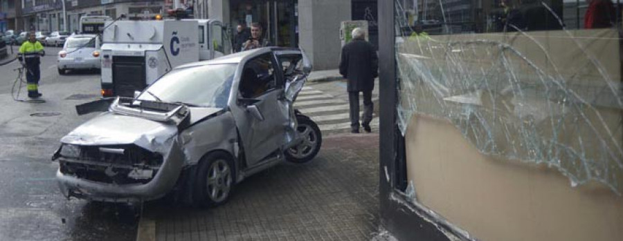 Un vehículo catapulta a otro contra la cristalera de un bar de Juan Flórez