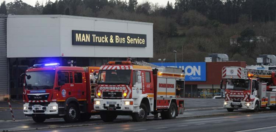 Un incendio calcina tres camiones y gran parte de la cubierta 
de un concesionario de Iñas