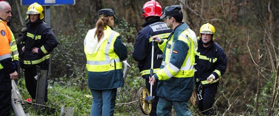 Una pareja resulta herida al caer con su coche por un terraplén de la A-6