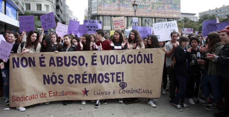 Cerca de 200 estudiantes protestan por la sentencia judicial contra La Manada