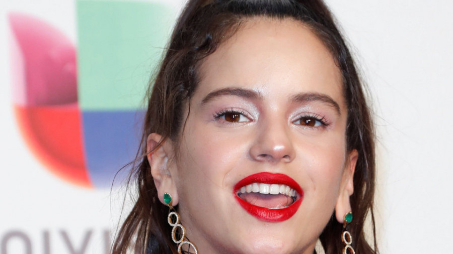 Rosalía ilumina la alfombra roja en la noche de los Latin Grammy