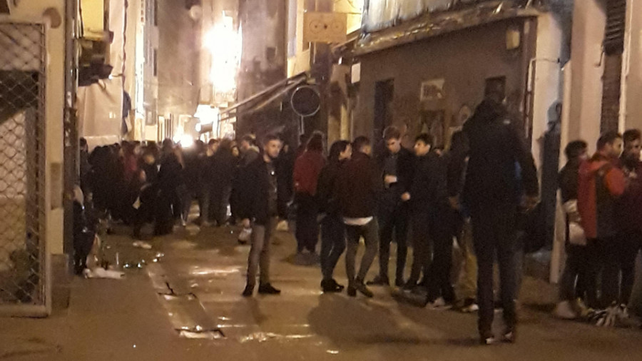 La Policía Local despeja la calle Vista de clientes de bares para impedir que se forme un botellón