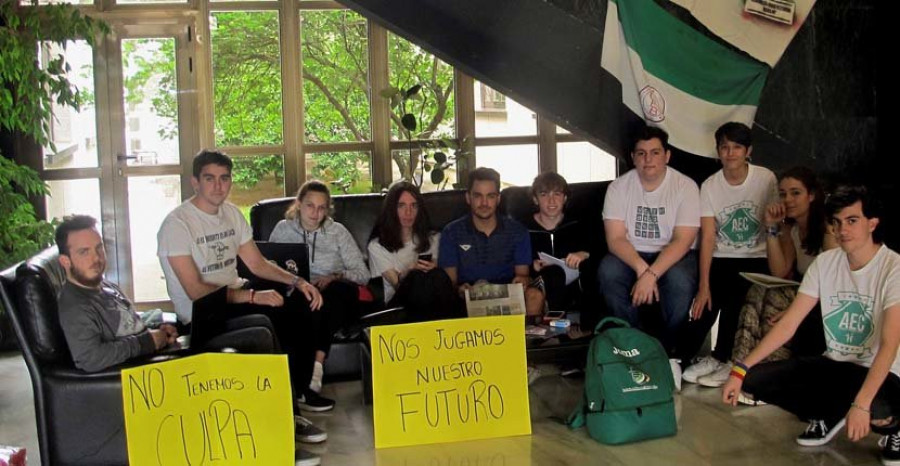 Los estudiantes pasan su tercera noche encerrados en Badajoz contra la repetición 
de la Selectividad