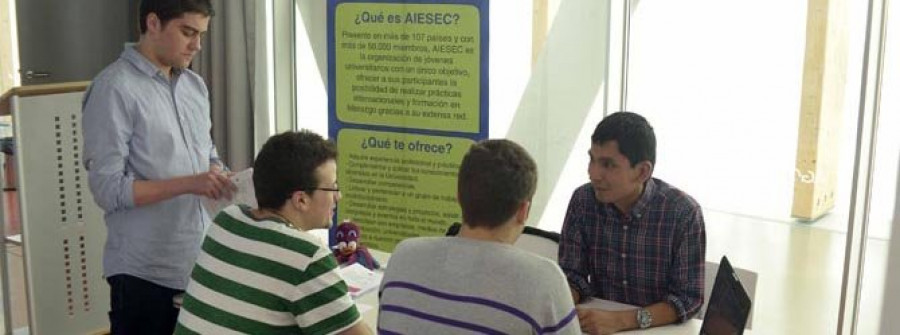 Decenas de jóvenes conocen en el Ágora la oferta de estudios de master