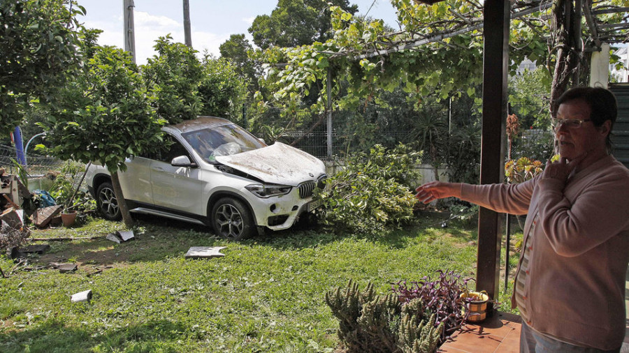 Un conductor resulta herido de madrugada en un espectacular accidente en Vilaboa