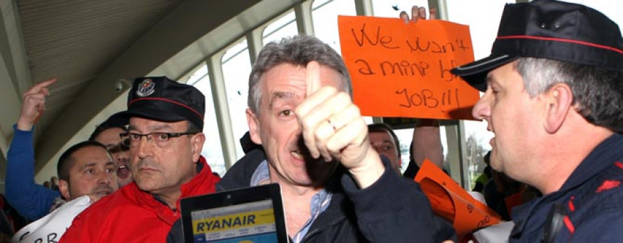 El presidente de Ryanair sale del aeropuerto de Bilbao con escolta policial