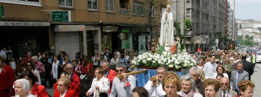 La procesión de la Virgen de Fátima congrega a numerosos vecinos del Agra