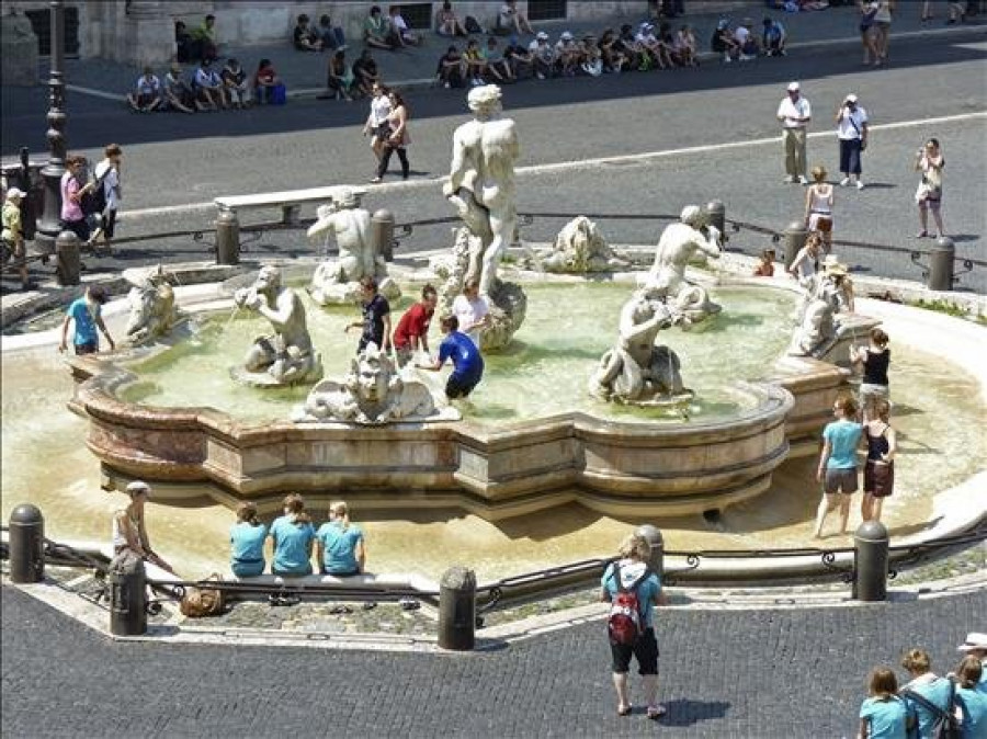 Bullicio, música incesante y baños nocturnos toman la Plaza Navona de Roma