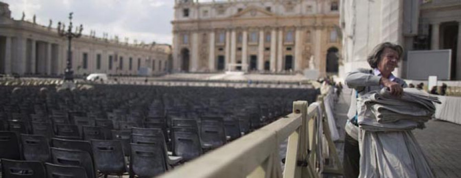 Benedicto XVI tendrá el título de “papa emérito” y vestirá sotana blanca después de dejar el Vaticano