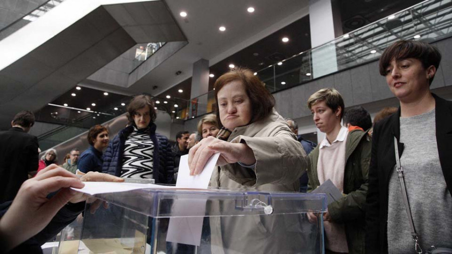 Más de 70 personas con discapacidad cognitiva participan en un simulacro para recrear las elecciones del 28-A