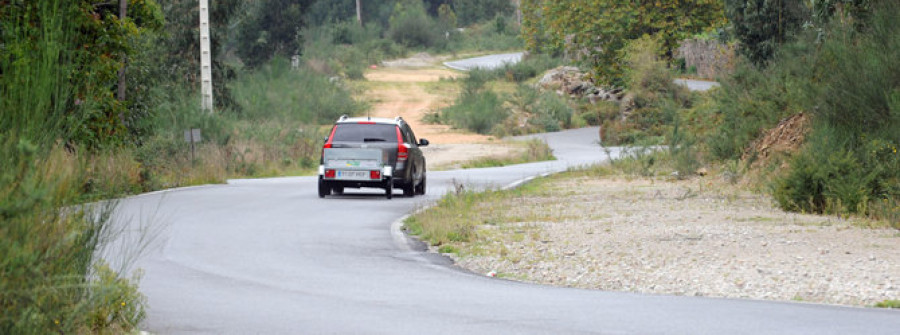 La Diputación retoma los trabajos de ampliación de la carretera que enlaza Feáns con el núcleo arteixán de Uxes