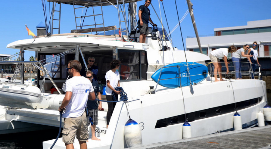 A Coruña recibe tras un parón por mal tiempo a los peregrinos que hacen la ruta jacobea en barco