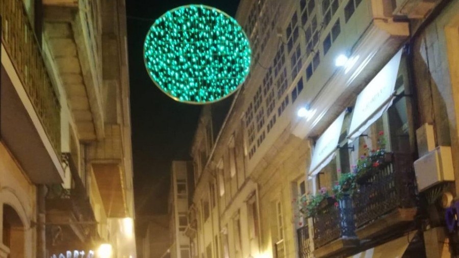 El comercio lamenta que Lema no le consultase la colocación de la iluminación navideña