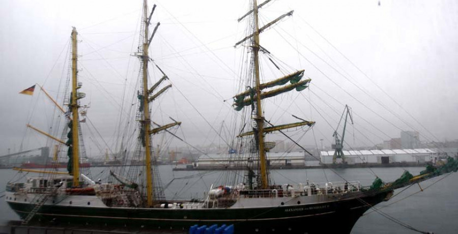 El barco escuela alemán “Alexander von Humboldt II” atraca en A Coruña