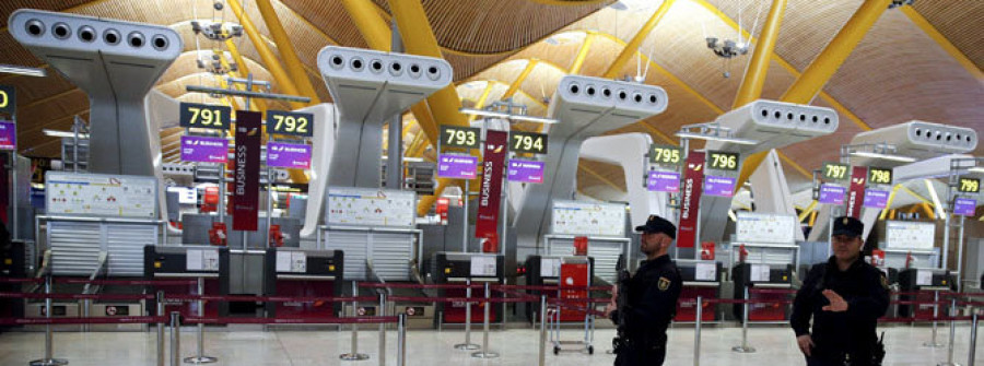 Detienen a tres personas por amenazas a un avión en vuelo que tuvo que regresar a España